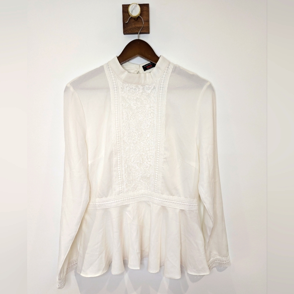Boho-chic white lace top 🤍